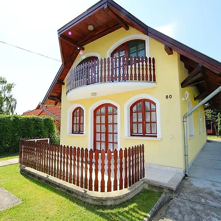 Apartment Balatonmariafuerdo 4 *